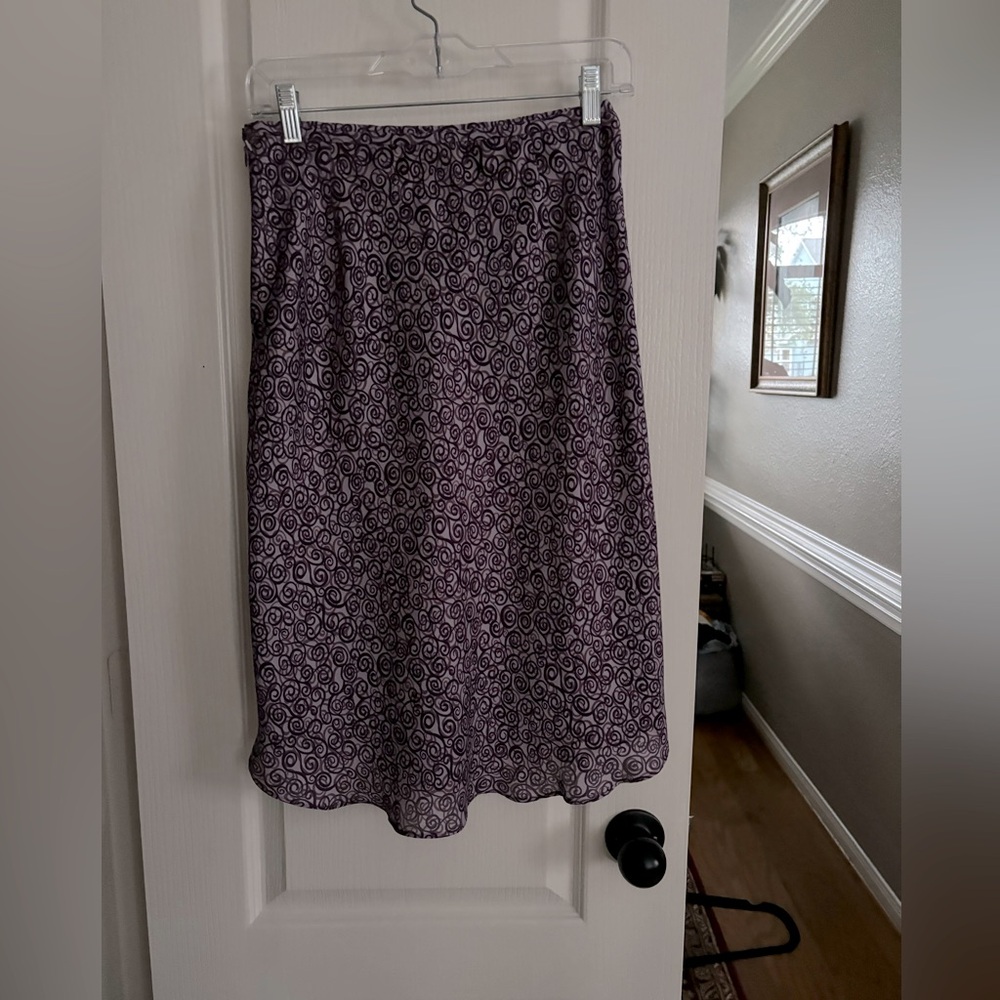 Beautiful Loftsize 6, petite, gorgeous skirt. Multiple shades of purple.